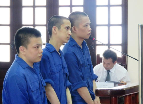 Tuân, Hậu và Chung trong phiên tòa. Ảnh: vnexpress.net