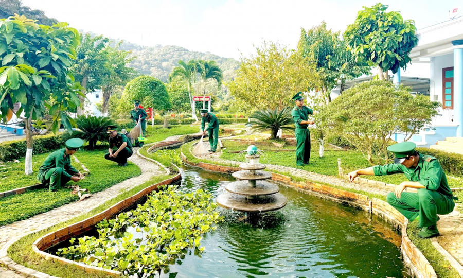 Đơn vị phối hợp triển khai phong trào “Ngày thứ Bảy tình nguyện”, chăm sóc hoa viên, cây cảnh và tăng gia sản xuất.