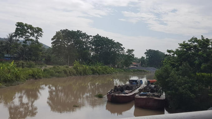 Khu vực xảy ra sự việc là nơi thường xuyên tập kết các phương tiện khai thác, nghiền cát sỏi.
