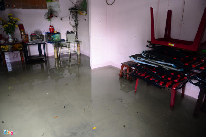 Nước tràn vào nhà dân, nhiều đồ đạc được kê cao để tránh hư hại.