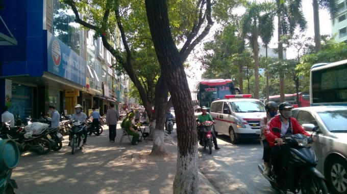 Tr&ecirc;n c&aacute;c tuyến đường gần khu vực bến xe, lực lượng c&ocirc;ng an phường cũng lập chốt ngăn chặn c&aacute;c xe kh&aacute;ch dừng đỗ bắt kh&aacute;ch v&agrave; y&ecirc;u cầu h&agrave;nh kh&aacute;ch kh&ocirc;ng đ&oacute;n xe ngo&agrave;i đường để v&agrave;o bến mua v&eacute;. Trong ảnh l&agrave; đường Kim Đồng khu vực gần bến xe Gi&aacute;p B&aacute;t