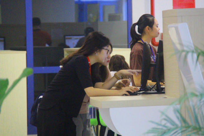 Các bạn sinh viên đều rất hào hứng khi được học tập trong thư viện mới.