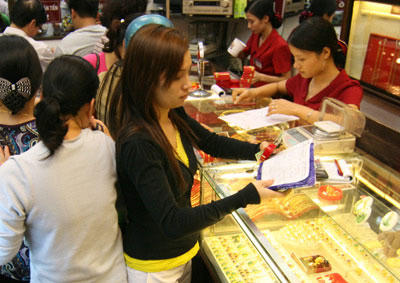 Giá vàng đồng loạt giảm sâu (ảnh minh họa).
