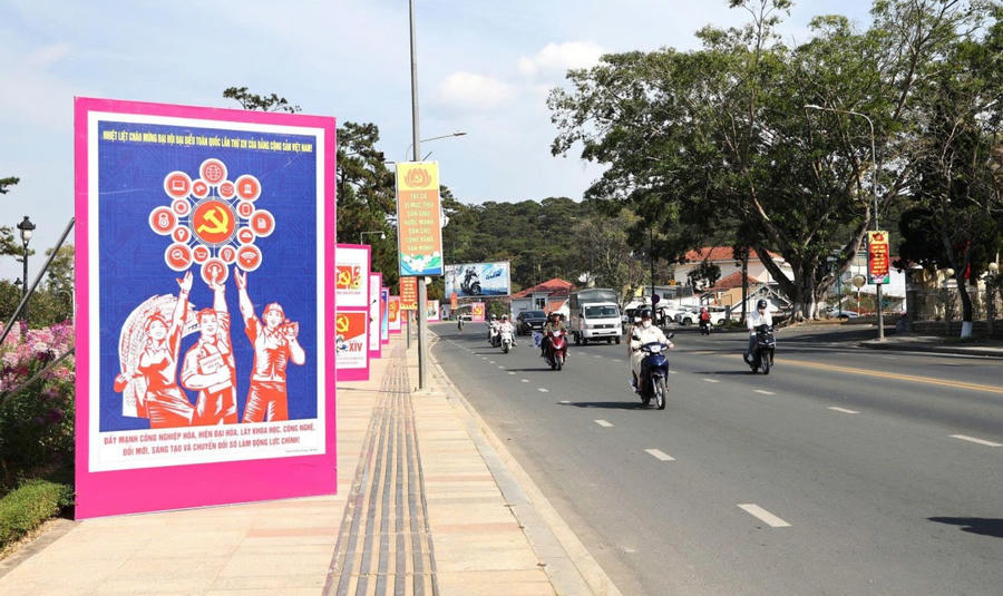 Pa-nô, tranh cổ động chào mừng Đại hội XIV được bố trí đồng bộ trên nhiều tuyến phố trung tâm Đà Lạt. Ảnh: Phúc Khánh