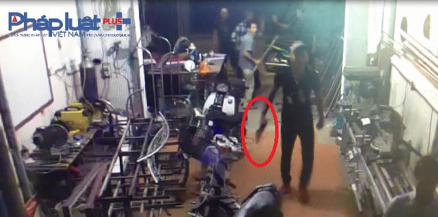 Sau đó các đối tượng còn cầm hung khí sắc nhọn vào tận bên trong nhà để đòi "xử" anh Mạnh.