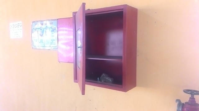 ... nhưng phía trong lại trống rỗng không có thiết bị dẫn nước hay các dụng cụ chữa cháy khác (Ảnh chụp chiều 21/4 tại chợ Quảng Thọ).
