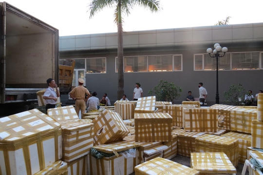 Hơn 10 tấn lòng lợn, lá sách bò thối rữa nhập khẩu qua biên giới bị bắt giữ.