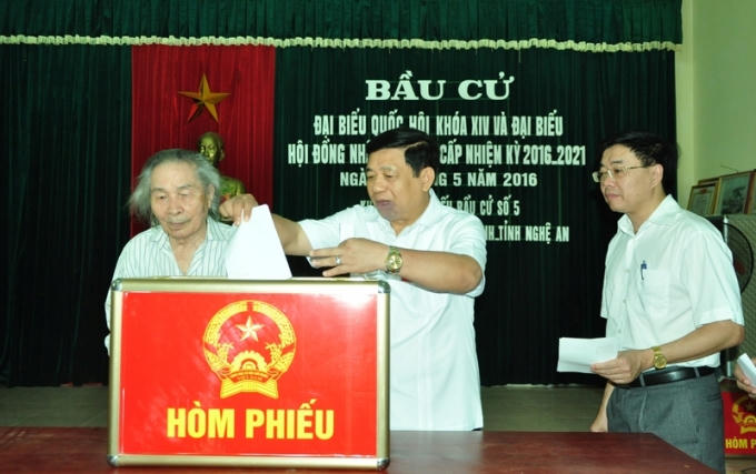 Lãnh đạo UBND tỉnh Nghệ An tham gia bỏ phiếu.