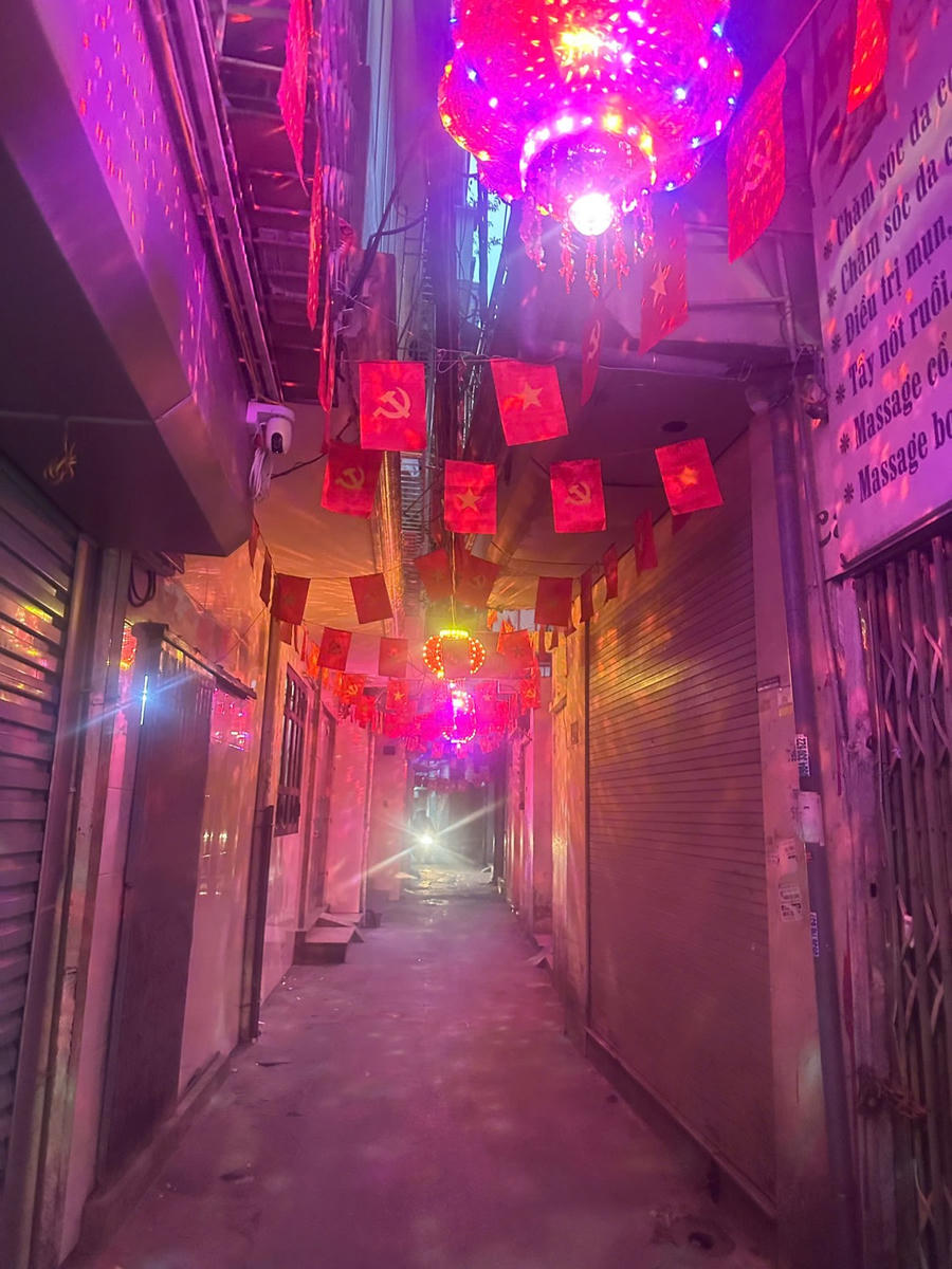 Ngõ nhỏ lung linh rực rỡ trong đêm xuân...