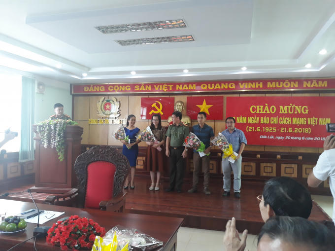 Đại diện Công an tỉnh Đắk Lắk tặng hoa các nhà báo, Phóng viên trong buổi lễ kỷ niệm.