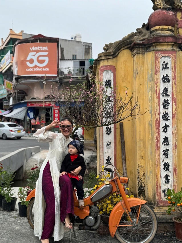 Từ chiều 29 tết, nhiều gia đình đã diện áo dài chụp ảnh bên cây cầu cổ kính.