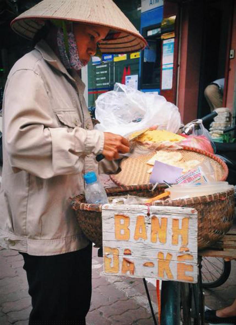 Thi thoảng vẫn gặp những cô hàng bánh đa kê giữa phố phường.