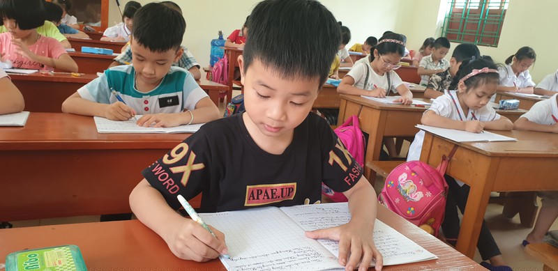 Học sinh tiểu học làng Cổ.  