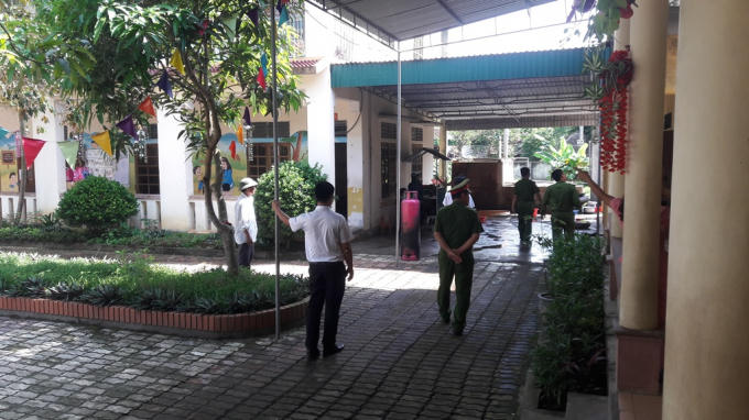 Lực lượng chức năng khám nghiệm hiện trường điều tra làm rõ nguyên nhân vụ việc.