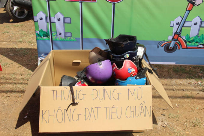 Những chiếc mũ không đạt tiêu chuẩn được thu lại. (Ảnh: Đình Thảo)