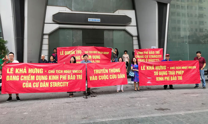 Rất đông cư dân căng băng rôn trước trụ sở OceanGroup tại tòa nhà VNT Tower số 19 Nguyễn Trãi, Thanh Xuân, Hà Nội.