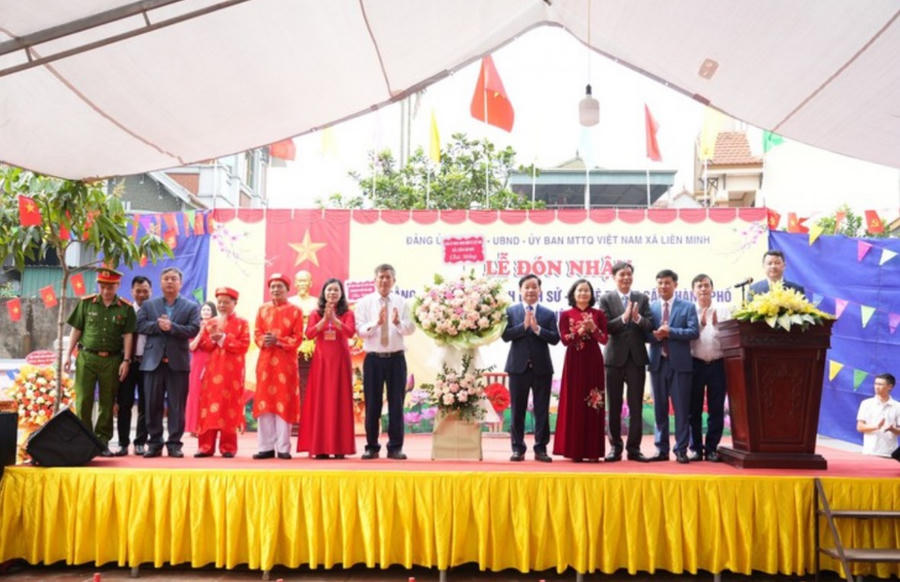 Các đồng chí lãnh đạo Đảng ủy- HĐND- UBND- UBMTTQ Việt Nam xã tặng hoa chúc mừng cán bộ và nhân dân thôn Cổ Ngõa Thượng. Ảnh Nguyễn Bền