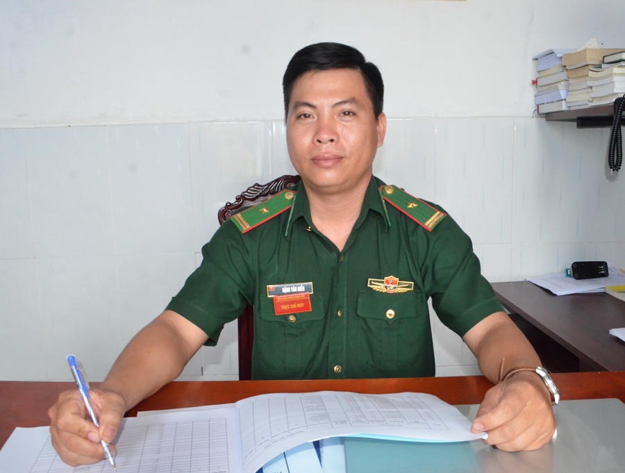 Thiếu tá Đặng Văn Điều - Phó Đồn trưởng Đồn Biên phòng Sông Đốc (BĐBP Cà Mau), trao đổi với phóng viên.