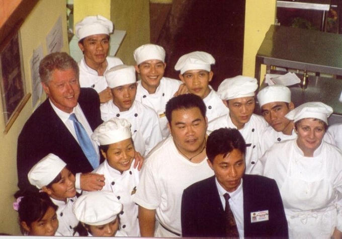 Tổng thống Mỹ Bill Clinton chụp ảnh kỷ niệm với nhân viên nhà hàng KOTO (Ảnh: Nhà hàng cung cấp).