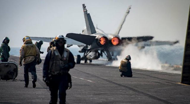 Máy bay chiến đấu xuất kích từ tàu sân bay USS Carl Vinson. (Ảnh: Reuters)