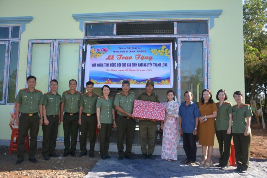 UBND xã Bù Đăng cùng lực lượng công an xã tặng quà cho gia đình.