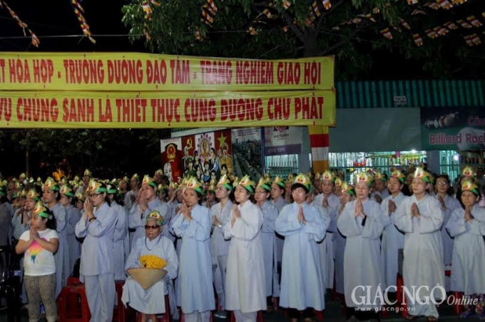 Phật tử tham dự cùng tụng thời kinh.