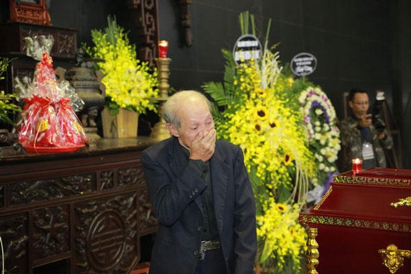 Nghệ sĩ Văn Toản cũng không giấu được xúc động. Ảnh: vietnamnet.