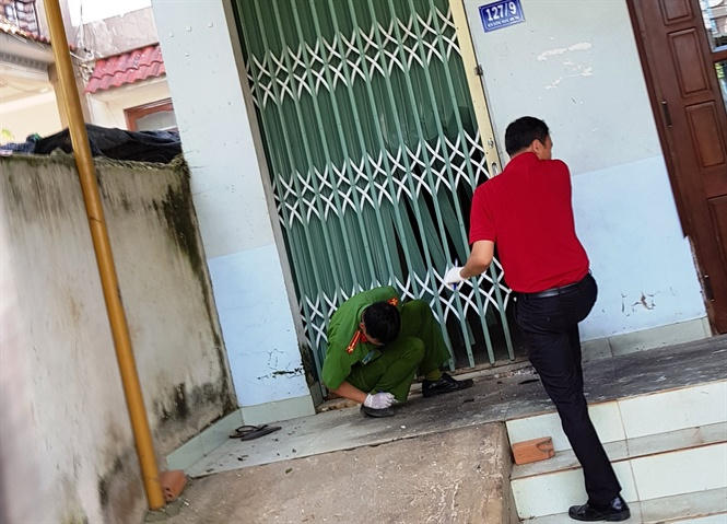 Cơ quan chức năng đang khám nghiệm hiện trường.