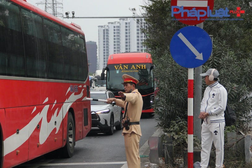 Lực lượng CSGT thực hiện phương án, kế hoạch của Công an TP Hà Nội tiến hành phân luồng, hướng dẫn giao thông giảm ùn tắc.