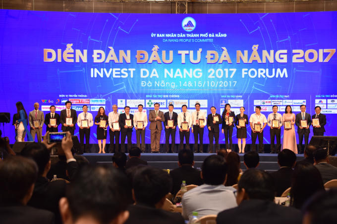 Chủ tịch UBND TP Đà Nẵng Huỳnh Đức Thơ trao giấy chứng nhận đầu tư cho các doanh nghiệp đầu tư trên địa bàn Đà Nẵng.