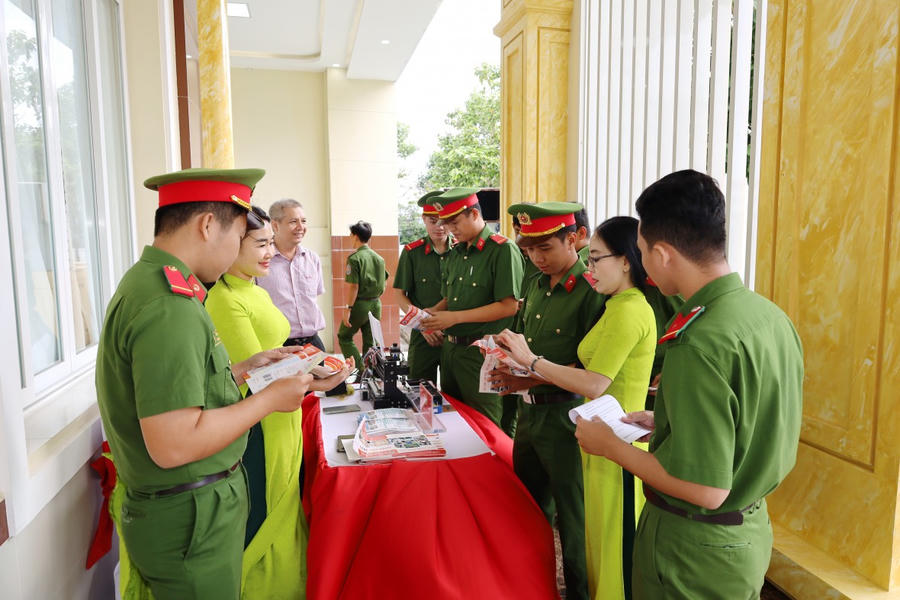 Đại tá Lê Tấn Vinh tham quan mô hình máy CNC – Offline phục vụ công tác đào tạo nghề; các đơn vị trực tiếp tư vấn, định hướng nghề nghiệp cho hạ sĩ quan, chiến sĩ nghĩa vụ.