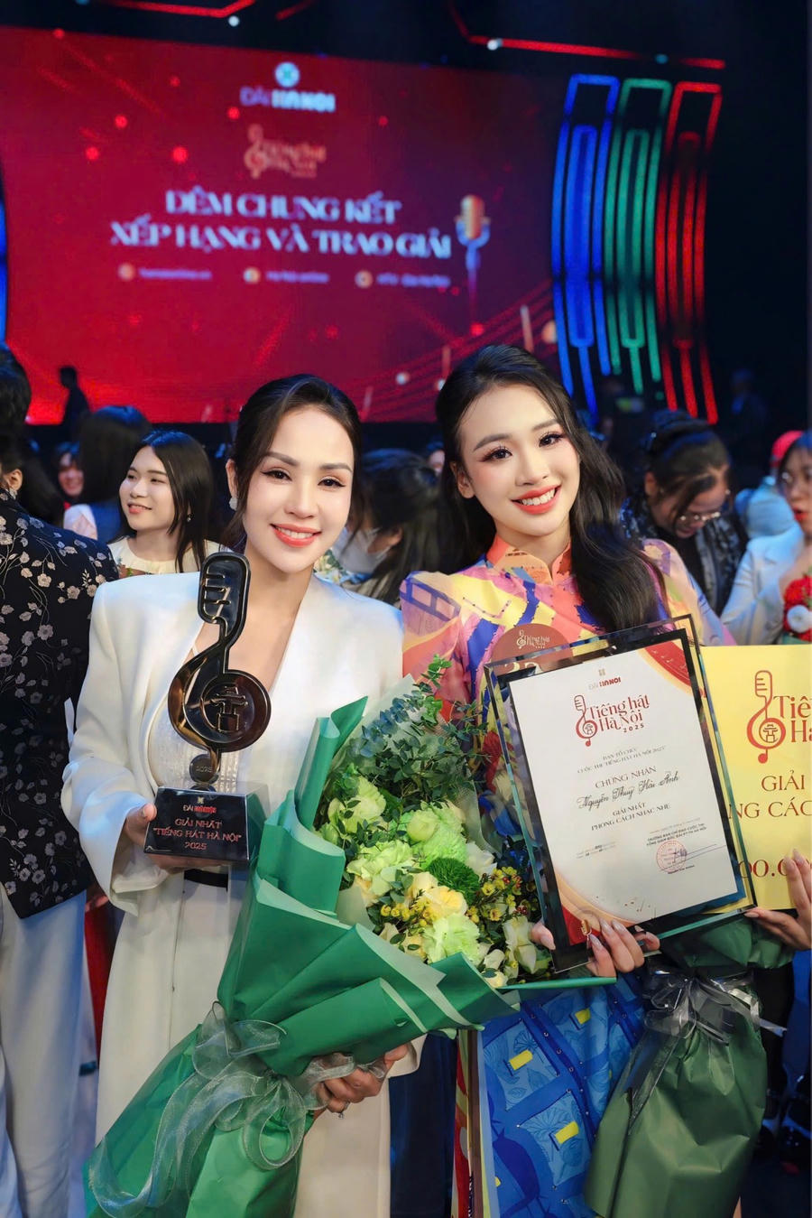 Nguyễn Thụy Hải Anh (bên phải) nhận Giải Nhất Tiếng hát Hà Nội 2025
