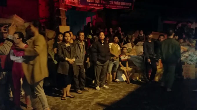 Người dân xung quanh phối hợp cùng mang vác đồ ra ngoài. Ảnh: Huy Trung.