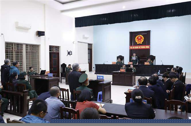 Hội đồng xét xử tuyên án đối với các bị cáo. Ảnh: Dương Giang/TTXVN
