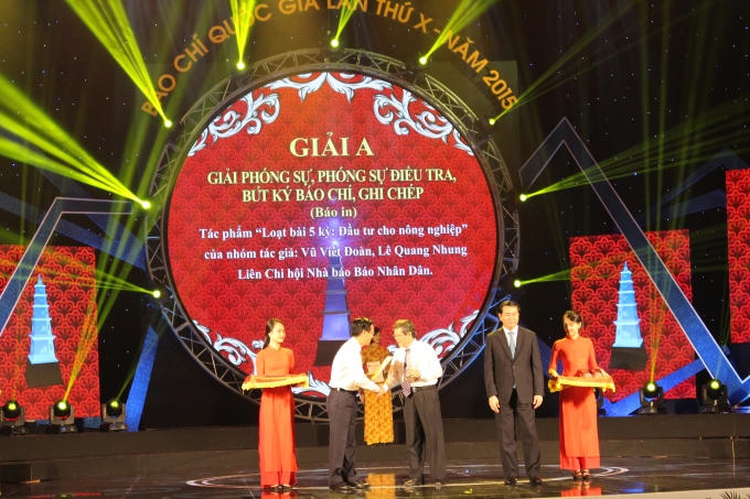 Trao giải cho các tác phẩm đoạt giải.