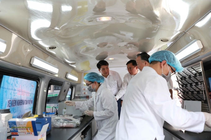 Lãnh đạo Thành phố Hà Nội kiểm tra xe kiểm nghiệm vệ sinh an toàn thực phẩm lưu động.