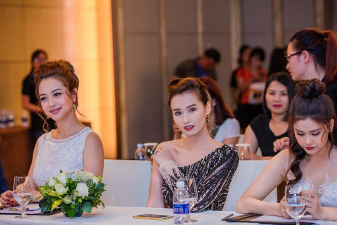 Nhờ luyện tập điều độ mà các số đo của cô trở về lại như khi chưa mang bầu. Sau thời gian dài tập trung chăm sóc cho baby thứ 3, cô tiếp tục trở lại với công việc yêu thích của mình.