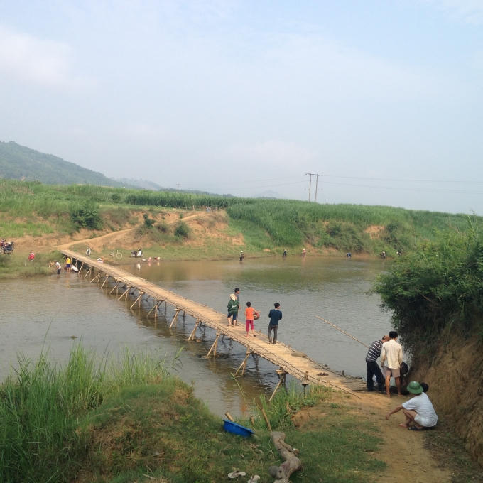 Rất đông người dân tại xã Thạch Quảng, Thành Mỹ ra sông vớt cá. (Ảnh: Minh Chuyên)