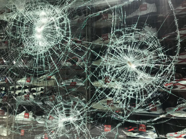 Quan chức Nội vụ khu vực Thomas Strobl mô tả vụ bạo loạn là “chưa từng có tiền lệ”, trong khi nghị sĩ Sascha Binder thuộc đảng Dân chủ Xã hội cho biết “cảnh tượng giống như nội chiến”. Thị trưởng Stuttgart Fritz Kuhn cho biết ông “sốc” trước tình trạng bạo lực và sự tàn phá của vụ bạo loạn, đồng thời tuyên bố sẽ không có chỗ cho “sự vô pháp” tại thành phố này. (Ảnh: Reuters)