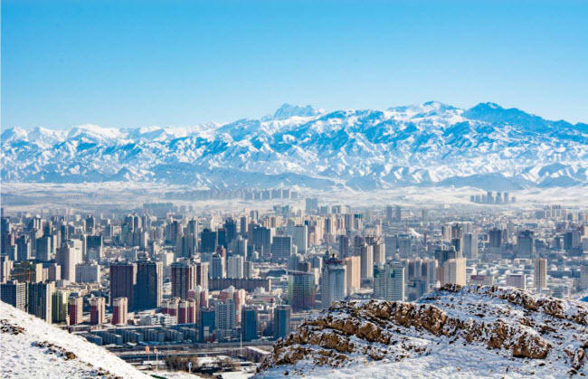 &Uuml;r&uuml;mqi, Trung Quốc: Thủ phủ của tỉnh T&acirc;n Cương l&agrave; một th&agrave;nh phố hiện đại v&agrave; l&agrave; nơi du kh&aacute;ch c&oacute; thể chi&ecirc;m ngưỡng ngọn n&uacute;i Thi&ecirc;n Sơn. Nhiệt độ trung b&igrave;nh ở đ&acirc;y v&agrave;o th&aacute;ng 1 l&agrave; &ndash; 9,8 độ C.