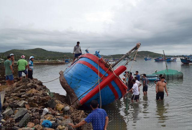 Hàng chục tàu thuyền bị nhấn chìm, hư hỏng nặng