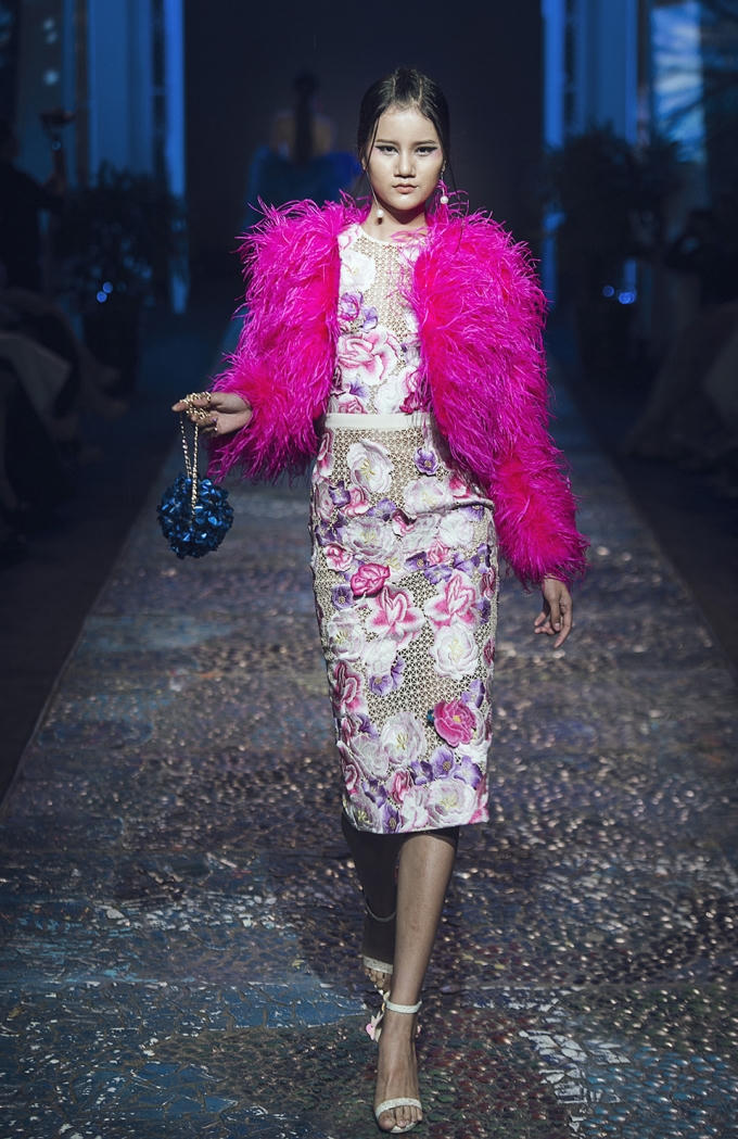 D&agrave;n mẫu h&agrave;ng đầu catwalk dưới mưa trong show diễn của NTK L&ecirc; Thanh H&ograve;a