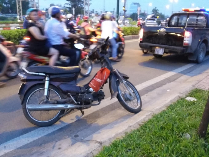 Chiếc xe máy hai vợ chồng bỏ lại hiện trường.
