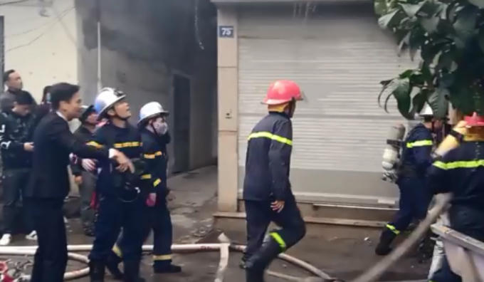 Ngọn lửa bùng phát trong con ngõ nhỏ nên việc chữa cháy gặp rất nhiều khó khăn.