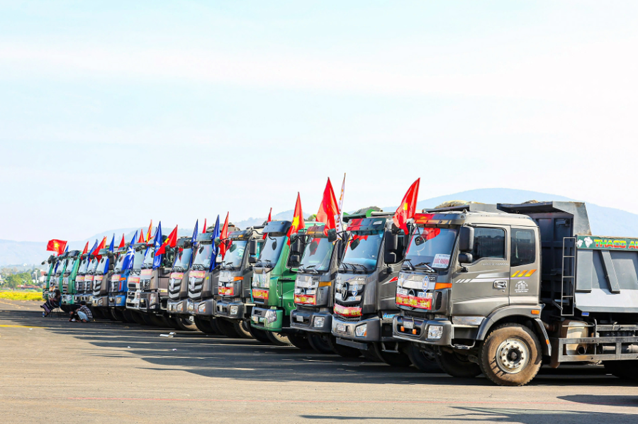 Máy móc được tập kết phục vụ thi công sửa chữa đường băng, đường lăn sân bay Liên Khương. Ảnh: Phi Long.