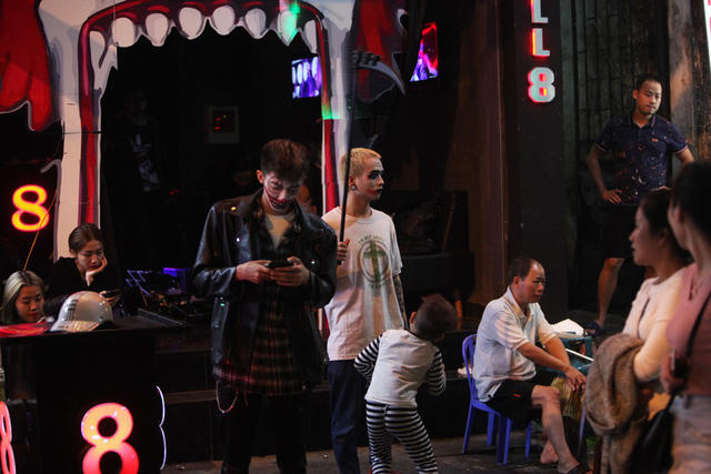 Các nhân viên quán bar cũng hoá trang thành ma quỷ để thu hút khách.
