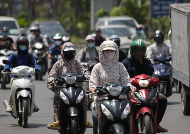 Tất cả mọi người khi ra đường đều kín như bưng.