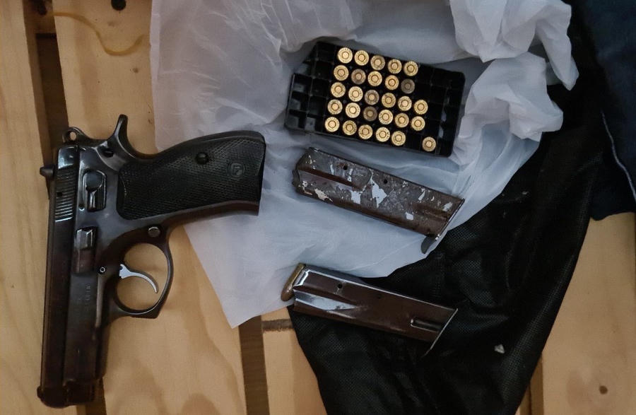 Súng đạn thu giữ tại nơi ở của các nghi phạm.