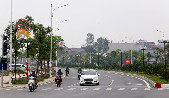 Mặt cắt ngang tuyến phố là 40 m, mỗi bên có 3 làn xe chạy.  Để xây dựng tuyến phố này, Hà Nội giải phóng mặt bằng 470 cơ quan và nhà dân, tái định cư hơn 100 gia đình. Dự án từng gặp khó khăn vì một số hộ dân cho rằng đoạn tuyến 200 mét qua các tổ 14, 15 Lâm Du, phường Bồ Đề bị “nắn cong” gây lãng phí hàng trăm tỷ đồng tiền giải phóng mặt bằng. Thành phố Hà Nội sau đó khẳng định, việc thực hiện dự án phù hợp với quy hoạch, chỉ giới đường đỏ đã được các cấp có thẩm quyền phê duyệt.  Chủ tịch UBND quận Long Biên Đỗ Mạnh Hải giải thích, toàn tuyến đường có đoạn cong để đảm bảo yếu tố kỹ thuật và an ninh quốc phòng. Riêng đoạn 200 mét người dân nói cong là đường thẳng, không bị nắn chỉnh trong quá trình quy hoạch dự án.