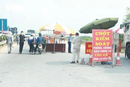 Các lối ra vào huyện được kiểm soát chặt chẽ, người dân được kiểm tra thân nhiệt để kiểm soát dịch bệnh.